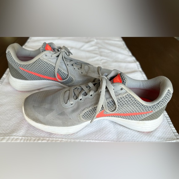 NIKE Women’s Revolution 3 Running shoe SIZE 9 - Picture 5 of 7